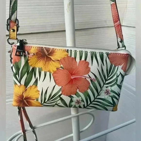Jen and Co Crossbody Bag with matching wallet and phone wallet - Picture 2 of 16